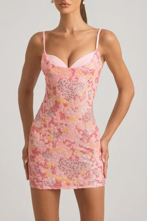 Vestido corto ajustado tipo camisola con adornos Velena en rosa Vestido corto ajustado tipo camisola con adornos Velena en rosa