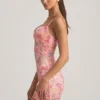 Vestido corto ajustado tipo camisola con adornos Velena en rosa Vestido corto ajustado tipo camisola con adornos Velena en rosa