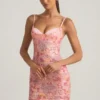 Vestido corto ajustado tipo camisola con adornos Velena en rosa Vestido corto ajustado tipo camisola con adornos Velena en rosa