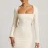 Vestido corto Akari con detalles de perlas y aberturas en color marfil