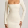 Vestido corto Akari con detalles de perlas y aberturas en color marfil