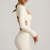 Vestido corto Akari con detalles de perlas y aberturas en color marfil