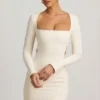 Vestido corto Akari con detalles de perlas y aberturas en color marfil