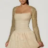 Vestido corto Aletta con volantes en el bajo y adornos dorados