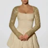 Vestido corto Aletta con volantes en el bajo y adornos dorados