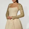 Vestido corto Aletta con volantes en el bajo y adornos dorados