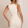 Vestido corto Alsace con cuello cuadrado y adornos en blanco Vestido corto Alsace con cuello cuadrado y adornos en blanco