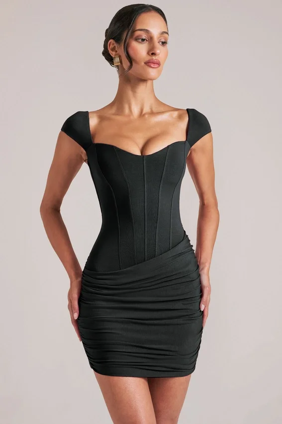 Vestido corto Alva con escote corazón en negro Vestido corto Alva con escote corazón en negro