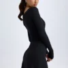 Vestido corto Alvie de modal con capas y corte en A en negro Vestido corto Alvie de modal con capas y corte en A en negro