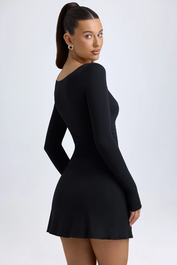 Vestido corto Alvie de modal con capas y corte en A en negro Vestido corto Alvie de modal con capas y corte en A en negro