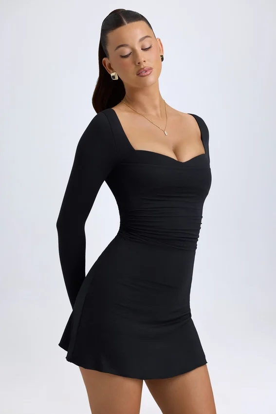 Vestido corto Alvie de modal con capas y corte en A en negro Vestido corto Alvie de modal con capas y corte en A en negro