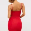 Vestido corto Aniela de jersey elástico con detalles de rosas en rojo escarlata Vestido corto Aniela de jersey elástico con detalles de rosas en rojo escarlata