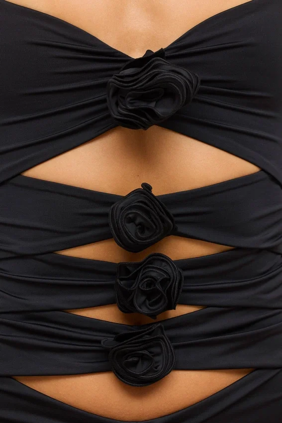 Vestido corto Aniela de jersey elástico con detalles de rosas y aberturas en negro Vestido corto Aniela de jersey elástico con detalles de rosas y aberturas en negro