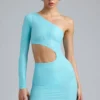 Vestido corto asimétrico con aberturas metalizadas de Zanab en azul hielo