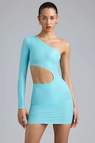 Vestido corto asimétrico con aberturas metalizadas de Zanab en azul hielo