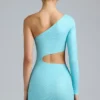 Vestido corto asimétrico con aberturas metalizadas de Zanab en azul hielo