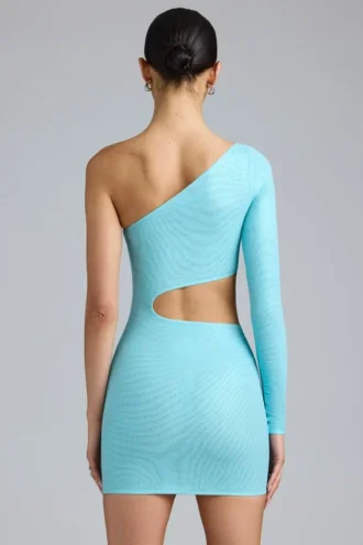 Vestido corto asimétrico con aberturas metalizadas de Zanab en azul hielo