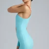 Vestido corto asimétrico con aberturas metalizadas de Zanab en azul hielo