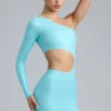 Vestido corto asimétrico con aberturas metalizadas de Zanab en azul hielo