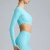 Vestido corto asimétrico con aberturas metalizadas de Zanab en azul hielo