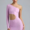 Vestido corto asimétrico con aberturas metalizadas de Zanab en rosa violeta