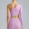 Vestido corto asimétrico con aberturas metalizadas de Zanab en rosa violeta