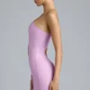 Vestido corto asimétrico con aberturas metalizadas de Zanab en rosa violeta