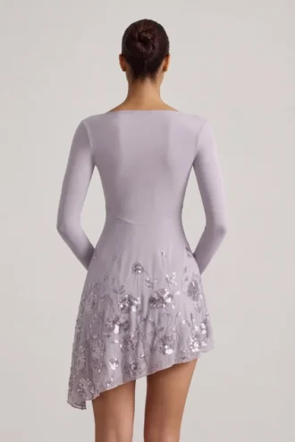 Vestido corto asimétrico con apliques decorativos Lumiki en color lila