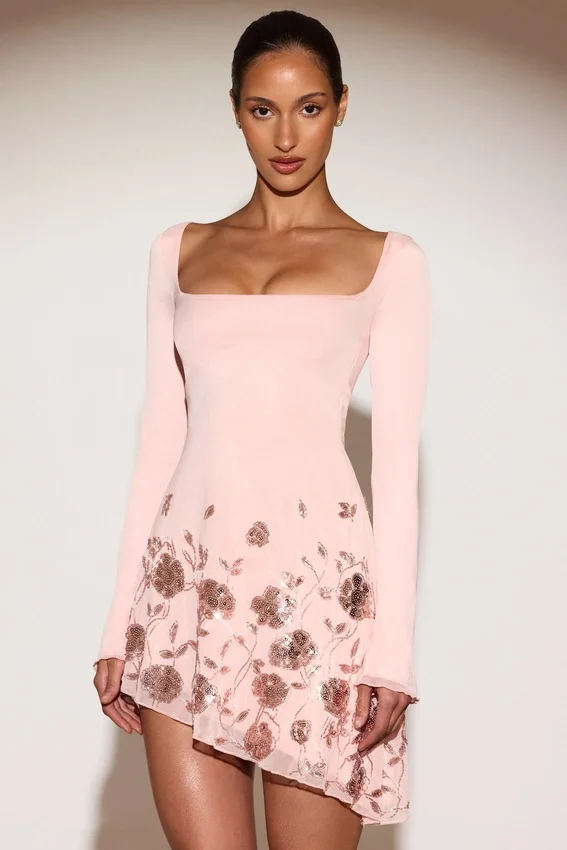 Vestido corto asimétrico con apliques decorativos Lumiki en rosa Vestido corto asimétrico con apliques decorativos Lumiki en rosa