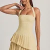 Vestido corto asimétrico con capas y cuello halter Rosaria en amarillo pastel Vestido corto asimétrico con capas y cuello halter Rosaria en amarillo pastel