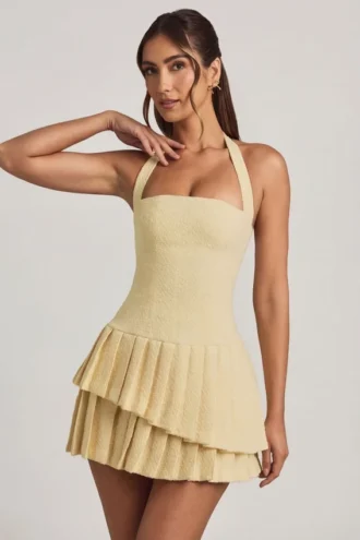 Vestido corto asimétrico con capas y cuello halter Rosaria en amarillo pastel