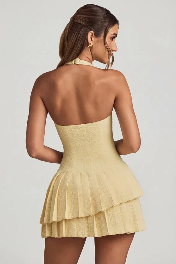 Vestido corto asimétrico con capas y cuello halter Rosaria en amarillo pastel Vestido corto asimétrico con capas y cuello halter Rosaria en amarillo pastel
