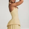 Vestido corto asimétrico con capas y cuello halter Rosaria en amarillo pastel Vestido corto asimétrico con capas y cuello halter Rosaria en amarillo pastel