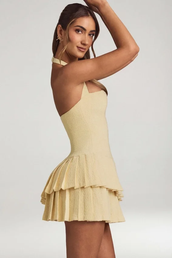 Vestido corto asimétrico con capas y cuello halter Rosaria en amarillo pastel Vestido corto asimétrico con capas y cuello halter Rosaria en amarillo pastel