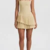 Vestido corto asimétrico con capas y cuello halter Rosaria en amarillo pastel Vestido corto asimétrico con capas y cuello halter Rosaria en amarillo pastel