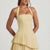 Vestido corto asimétrico con capas y cuello halter Rosaria en amarillo pastel Vestido corto asimétrico con capas y cuello halter Rosaria en amarillo pastel