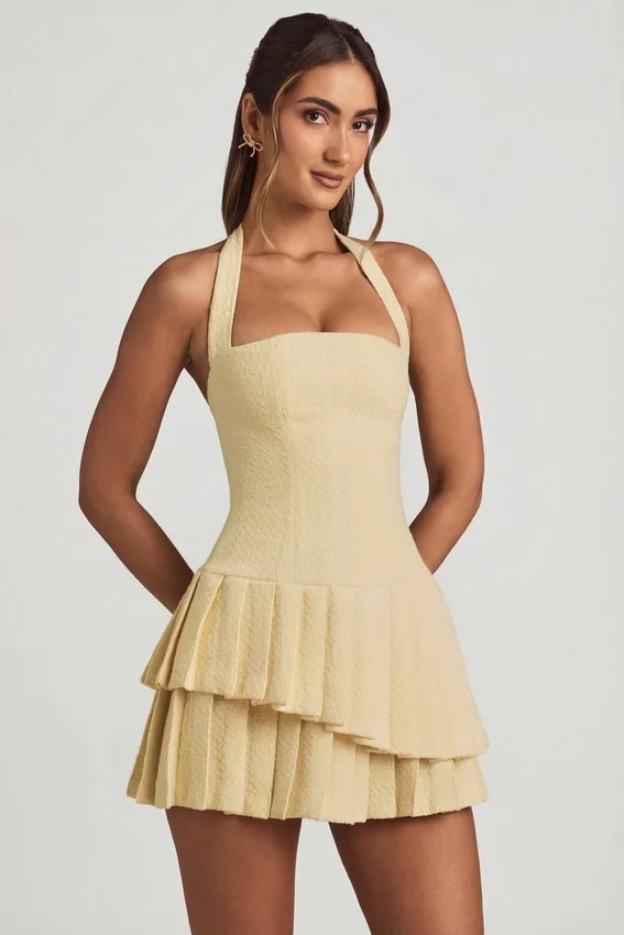 Vestido corto asimétrico con capas y cuello halter Rosaria en amarillo pastel Vestido corto asimétrico con capas y cuello halter Rosaria en amarillo pastel