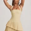 Vestido corto asimétrico con capas y cuello halter Rosaria en amarillo pastel Vestido corto asimétrico con capas y cuello halter Rosaria en amarillo pastel