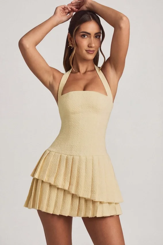 Vestido corto asimétrico con capas y cuello halter Rosaria en amarillo pastel Vestido corto asimétrico con capas y cuello halter Rosaria en amarillo pastel