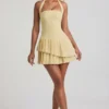 Vestido corto asimétrico con capas y cuello halter Rosaria en amarillo pastel Vestido corto asimétrico con capas y cuello halter Rosaria en amarillo pastel