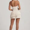 Vestido corto asimétrico con capas y cuello halter Rosaria en color marfil