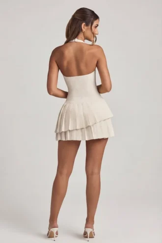 Vestido corto asimétrico con capas y cuello halter Rosaria en color marfil