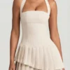 Vestido corto asimétrico con capas y cuello halter Rosaria en color marfil
