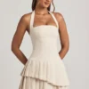 Vestido corto asimétrico con capas y cuello halter Rosaria en color marfil