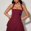 Vestido corto asimétrico con capas y cuello halter Rosaria en rojo vino Vestido corto asimétrico con capas y cuello halter Rosaria en rojo vino