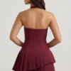 Vestido corto asimétrico con capas y cuello halter Rosaria en rojo vino Vestido corto asimétrico con capas y cuello halter Rosaria en rojo vino