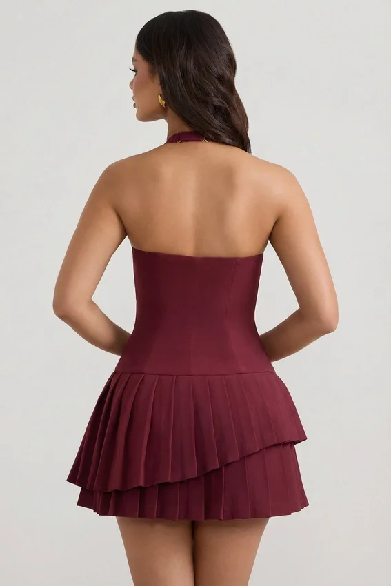 Vestido corto asimétrico con capas y cuello halter Rosaria en rojo vino Vestido corto asimétrico con capas y cuello halter Rosaria en rojo vino