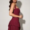 Vestido corto asimétrico con capas y cuello halter Rosaria en rojo vino Vestido corto asimétrico con capas y cuello halter Rosaria en rojo vino