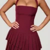 Vestido corto asimétrico con capas y cuello halter Rosaria en rojo vino Vestido corto asimétrico con capas y cuello halter Rosaria en rojo vino