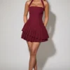 Vestido corto asimétrico con capas y cuello halter Rosaria en rojo vino Vestido corto asimétrico con capas y cuello halter Rosaria en rojo vino